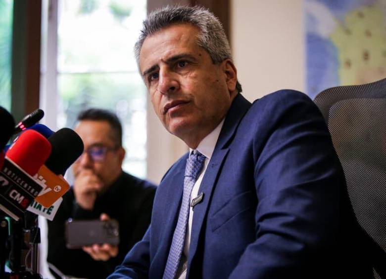 Luis Fernando Velasco enfrenta un proceso judicial por su presunta participación en el entramado de corrupción de la UNGRD. FOTO: Colprensa. 
