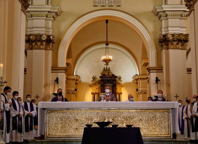 Los encapuchados irrumpieron en la Catedral Primada de Bogotá. FOTO: COLPRENSA.