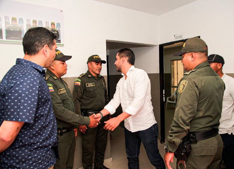 Flórez les estrechó la mano y les pidió perdón a los tres patrulleros, tras reconocer que tiene problemas con el alcohol. FOTO: Tomado de redes sociales