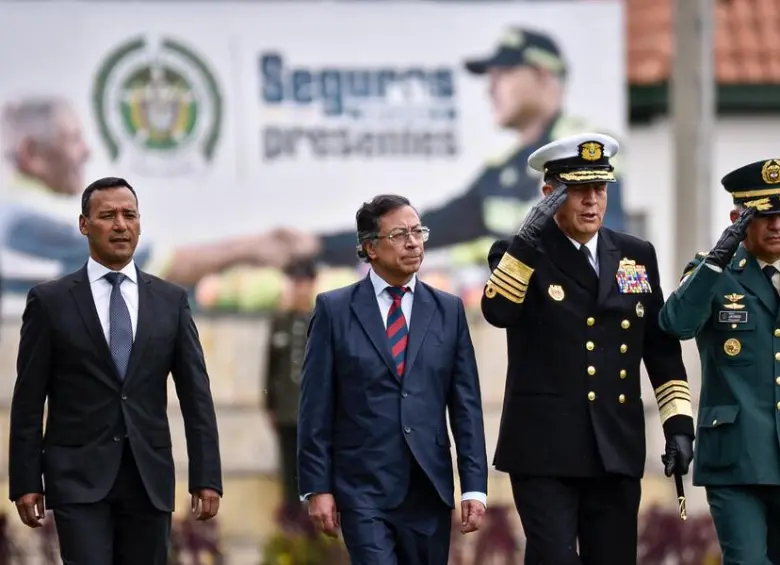 El presidente Gustavo Petro, junto al ministro de Defensa, Pedro Sánchez. FOTO: COLPRENSA