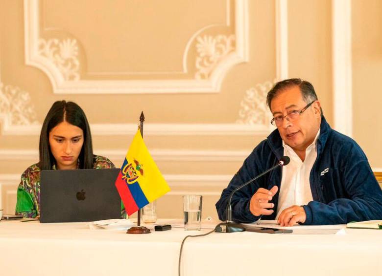 El presidente Gustavo Petro indicó que se conformarán tres mesas de trabajo entre el Gobierno y el gremio de los taxistas. FOTO: COLPRENSA.