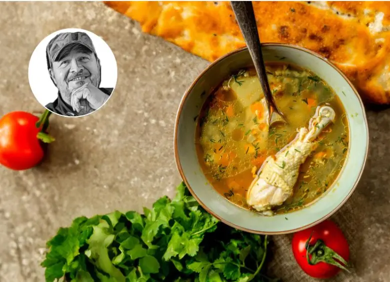 El caldo o consomé de pollo es una de esos platos que reconfortan el corazón. FOTO: Magnific.