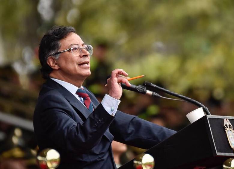 El presidente Gustavo Petro en la ceremonia de ascenso de coroneles de la Policía Nacional. FOTO: COLPRENSA