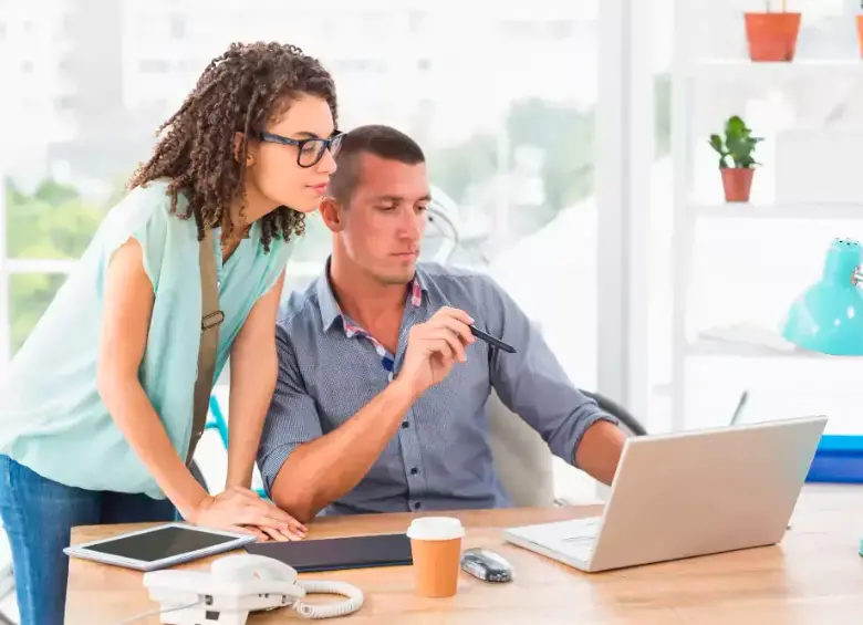 El amor en el trabajo no es un delito, pero debe manejarse con responsabilidad y transparencia. FOTO: GETTY