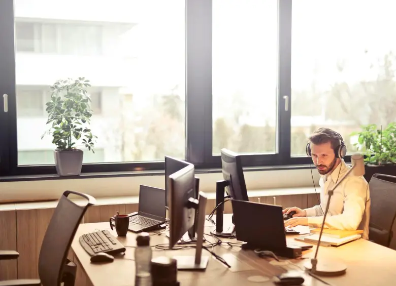 Servicio al cliente y ventas lideran la demanda de talento en la capital. FOTO: GETTY