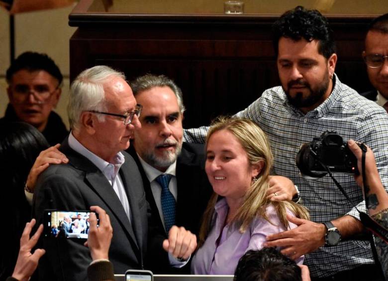 Los ministros de Salud, Guillermo Jaramillo, y del Interior, Armando Benedetti; y los representantes a la Cámara, Maria Eugenia Lopera y Alfredo Mondragón. FOTO COLPRENSA