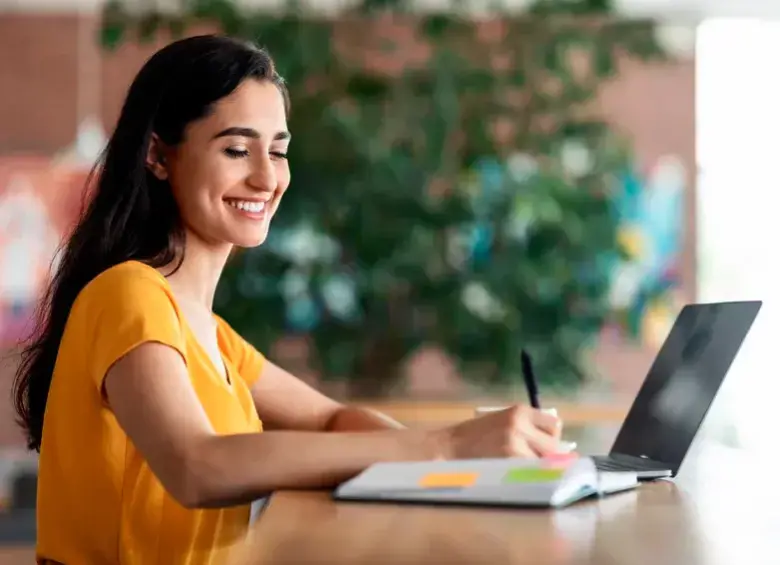Joven que está a punto de graduarse inscribiéndose al evento de Magneto para dar su primer paso en el mercado laboral. FOTO: Shutterstock