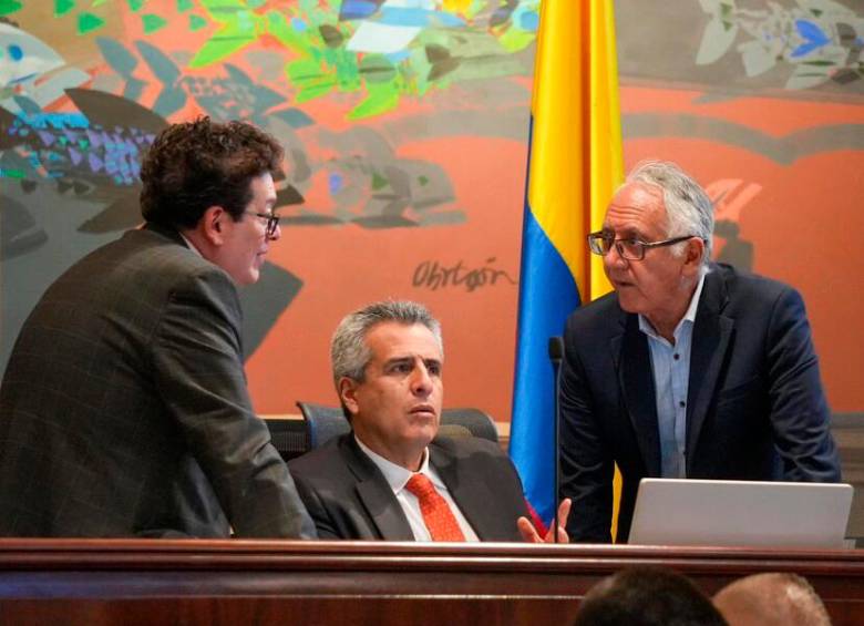 Los ministros del Interior, Luis Fernando Velasco, y de Salud, Guillermo Jaramillo, en el Congreso durante la discusión de la reforma a la salud. FOTO COLPRENSA