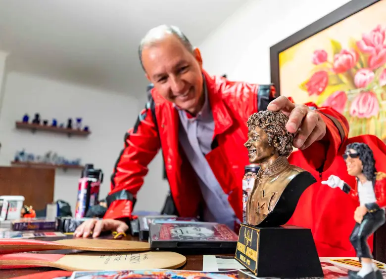 Este es Joaquín Pérez junto algunas de las piezas de su colección de Michael Jackson. FOTO Camilo Suárez