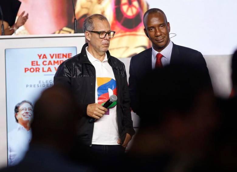 El líder cristiano, Alfredo Saade, quien fue precandidato presidencial por el Pacto Histórico, fue uno de los que celebró el triunfo de Petro. FOTO COLPRENSA/Camila Diaz