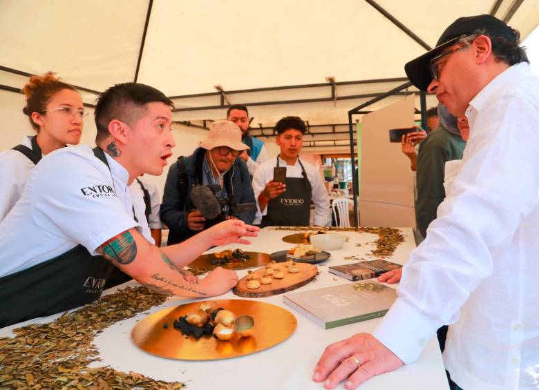 El presidente Gustavo Petro visitó una feria de pequeños emprendedores de hoja de coca y probó varios de sus productos durante la exposición de la nueva política de drogas. FOTO cortesía