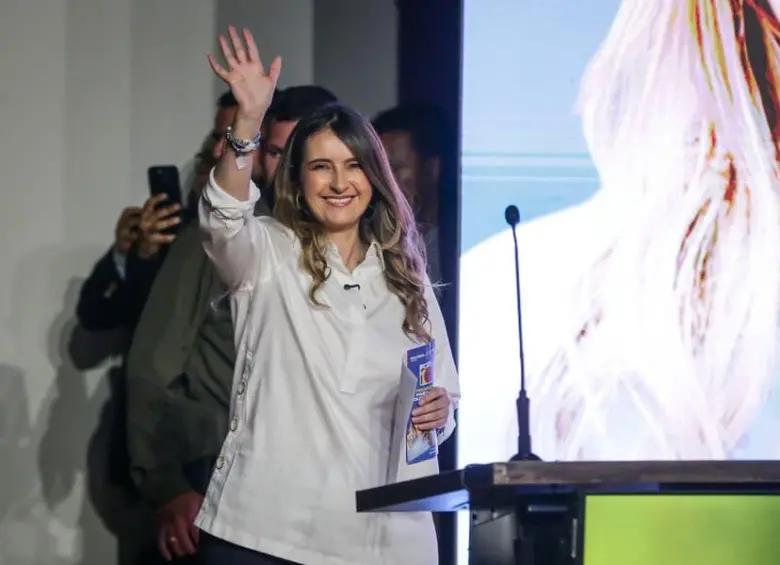 La candidata presidencial Paloma Valencia aseguró que ministros del gobierno de Gustavo Petro le alertaron sobre un supuesto plan criminal en su contra, presuntamente atribuido a disidencias armadas. FOTO: Colprensa. 