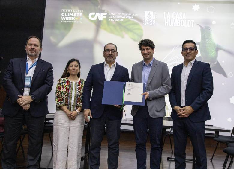 En el marco de la Climate Week Medellín, el presidente ejecutivo de CAF, Sergio Díaz-Granados, y el rector de la Universidad EIA, Juan Manuel Restrepo Cadavid, firmaron una Declaración de Intenciones que abre una nueva etapa del trabajo conjunto: una estrategia regional para recuperar la producción y el empleo tras desastres naturales en América Latina y el Caribe.