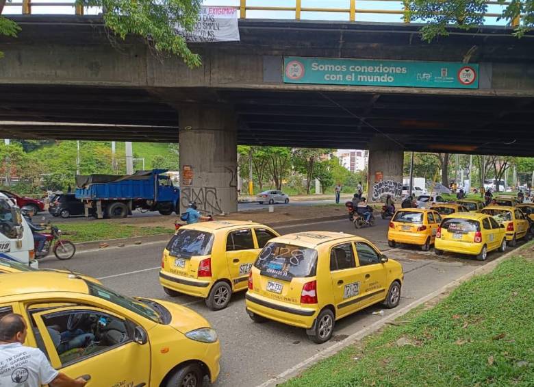 Un alto porcentaje de los habitantes de Medellín prefiere pedir el servicio de taxi a través de aplicaciones. FOTO: EL COLOMBIANO 
