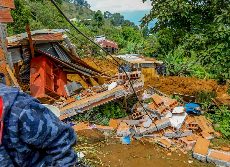 Personal del Dagrd avanza en las labores de censo de los afectados y remoción del material que afectó a las viviendas tanto en Medellín como en Bello. FOTO: Esneyder Gutiérrez