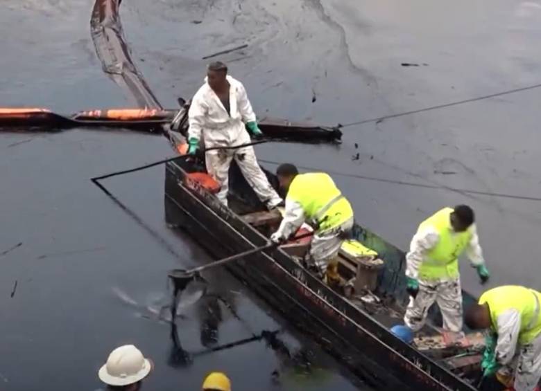 Emergencia ambiental en Ecuador por derrame de barriles crudos de petróleo. FOTO: captura de video