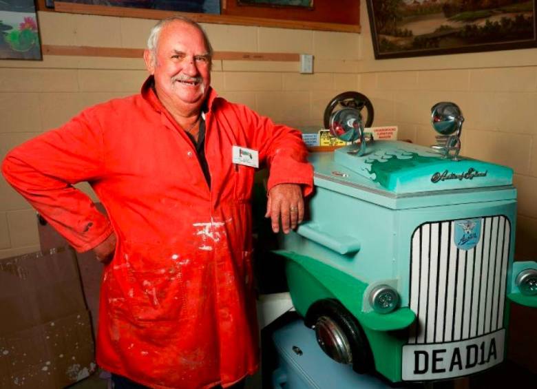 Kevin Heyward posa junto a su ataúd con forma de automóvil Austin Healey que fabricó en el Club de ataúdes. Foto: AFP. 
