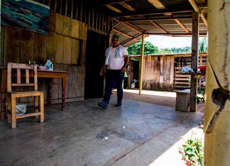 Alcónides hijo recorre el rancho en La Clarita que permanece abandonado desde el 21 de mayo. FOTO JULIO CÉSAR HERRERA