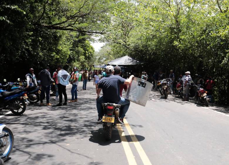 En la tarde de este sábado los mineros y los gobiernos nacional y departamental habían llegado a un acuerdo para destrabar el bloqueo en la Troncal a la Costa. FOTO CARLOS VELÁSQUEZ