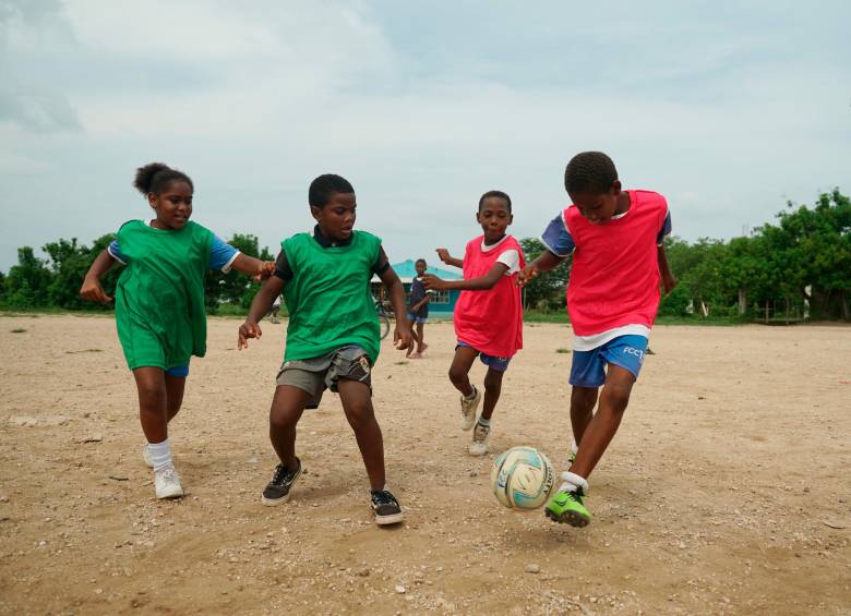 En el programa de Fútbol con Corazón prima el juego limpio, y en la cancha interactúan tanto niñas como niñas. 