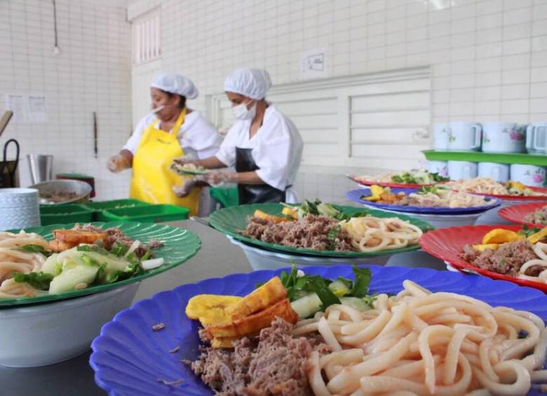 Diferentes platos de comida entregados por el PAE. FOTO: COLPRENSA
