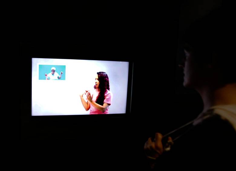 Una mujer observa un video en lenguaje de señas, que hace parte de la estrategia de inclusión. FOTO: EFE