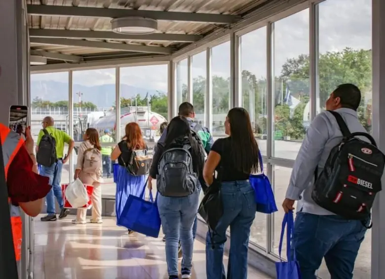 El sector aéreo colombiano vive un momento de contraste: rompe récords en pasajeros y sillas ofrecidas, con el impulso del tráfico internacional, pero al mismo tiempo enfrenta un desafío en el mercado doméstico, que sigue siendo el corazón de la conectividad del país.