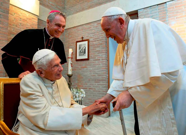 El sacerdote Georg Gänswein (asistente del Papa Emérito), Benedicto XVI y Francisco durante una visita del Papa a su antecesor. FOTO Getty