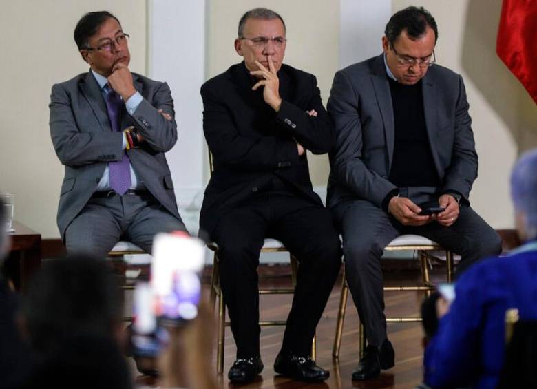 En la imagen de izquierda a derecha el presidente Gustavo Petro, el senador Roy Barreras, presidente del Congres, y el ministro del Interior, Alfonso Prada. FOTO COLPRENSA