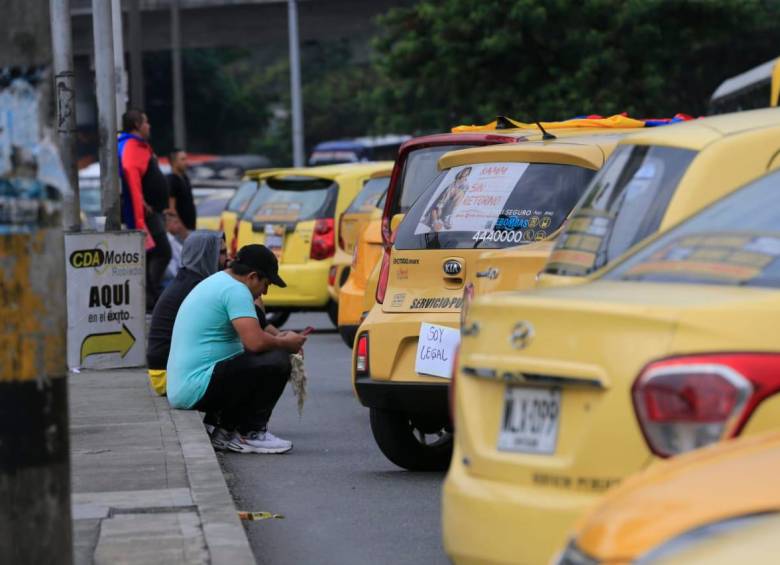 Otros taxistas parquearon sus vehículos en bahías y otras zonas autorizadas para no bloquear las vías de la ciudad. FOTO: ESNEYDER GUTIÉRREZ