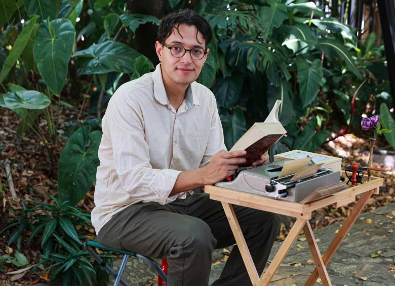 Este es Santiago Serna, de 29 años, quien escribe cartas de amor o de todo tipo en la Fiesta del Libro y la Cultura. El precio de las epístolas es un aporte voluntario. FOTO: Manuel Saldarriaga.
