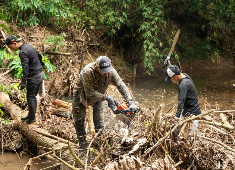 La comunidad adelantando trabajo de remoción de escombros. FOTO: Cornare