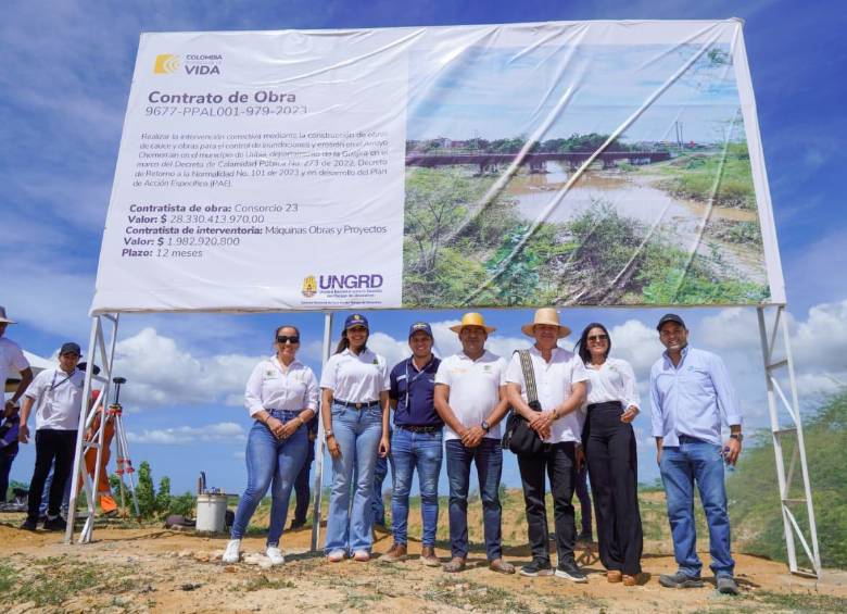 En la foto, además de Olmedo López aparecen el exalcalde de Uribia, Bonifacio Henríquez Palmar y Sneyder Pinilla, exsuddirector de la Ungrd, también envuelto en el escándalo de corrupción de los carrotanques. 