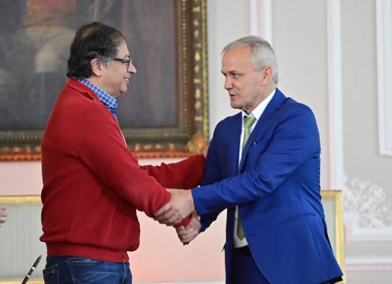 Carlos Ramón González y el expresidente Gustavo Petro. FOTO: Colprensa