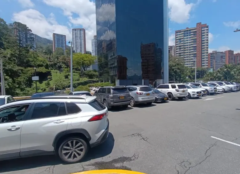 ¿A un conductor lo pueden multar por parquear en un lugar privado? FOTO: Imagen de referencia El Colombiano