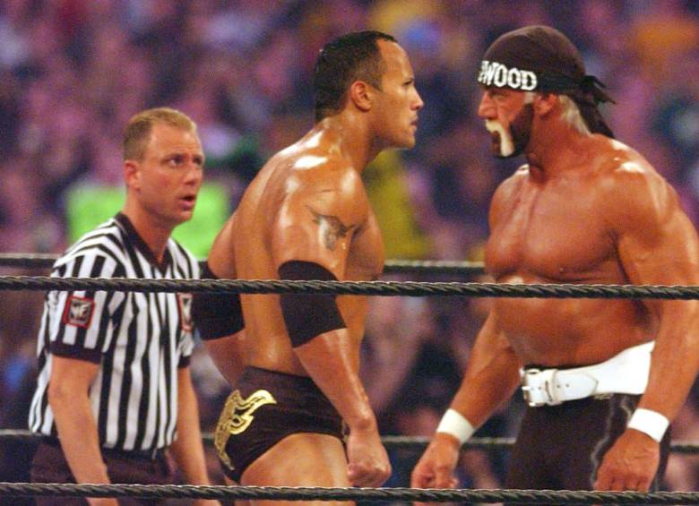 La pelea entre Hulk Hogan vs. The Rock que los catapultaron como íconos de la lucha libre. FOTO: GETTY