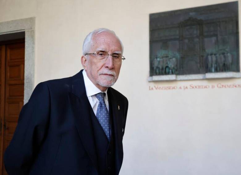 El escritor Luis Mateo Díez a su llegada a la entrega del Premio ‘Miguel de Cervantes’ 2023 en el paraninfo de la Universidad de Alcalá. Foto: Europa Press.