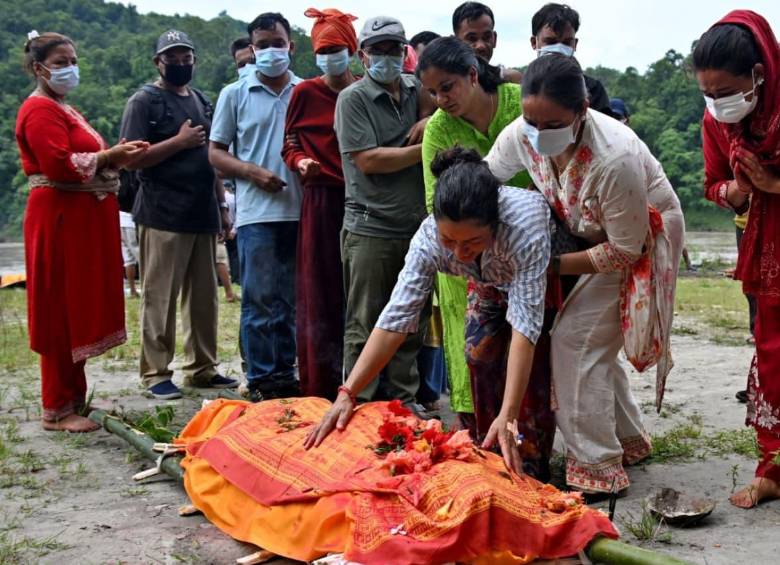 Familias en Nepal. FOTO: AFP