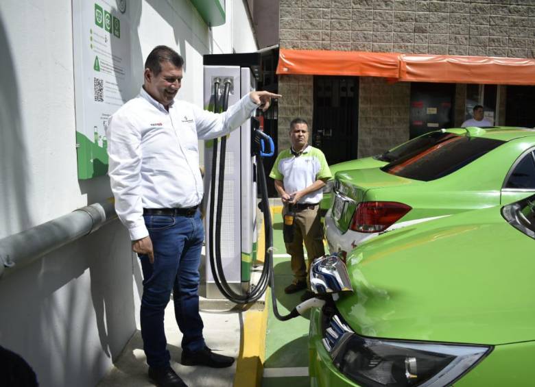 Uno de los conductores de “taxis verdes” eléctricos recarga la batería de su vehículo en la nueva estación. FOTO: Cortesía EPM