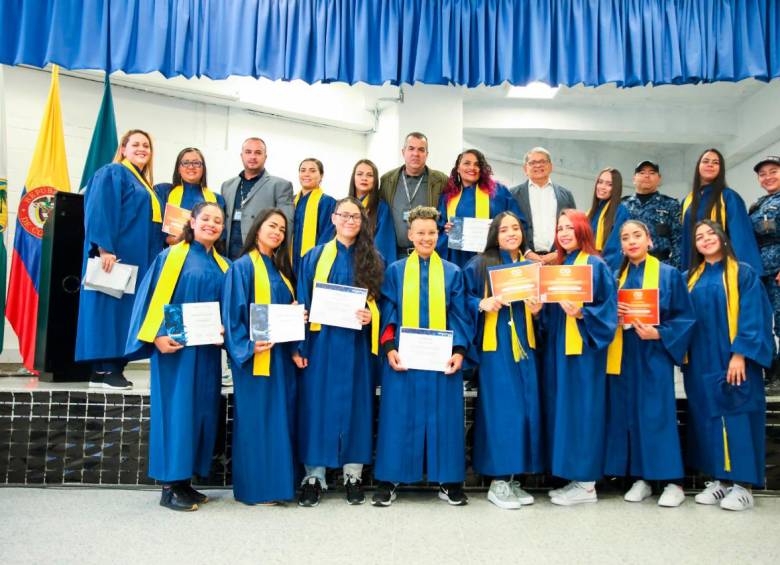 Las 17 mujeres tuvieron su ceremonia de grados al lado de sus familias. FOTO: CORTESÍA