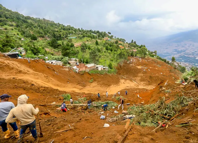 Más de 200 personas trabajan sin descanso en la búsqueda de desaparecidos, en medio de un terreno aún inestable. FOTO: ESNEYDER GUTIÉRREZ