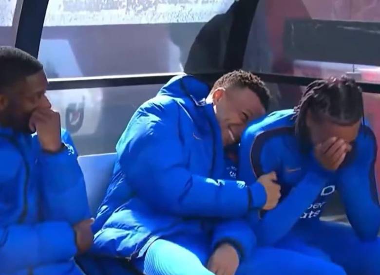 La risa de Kylian Mbappé en la banca durante el amistoso entre Francia y la Selección Colombia. FOTO: Captura de video 