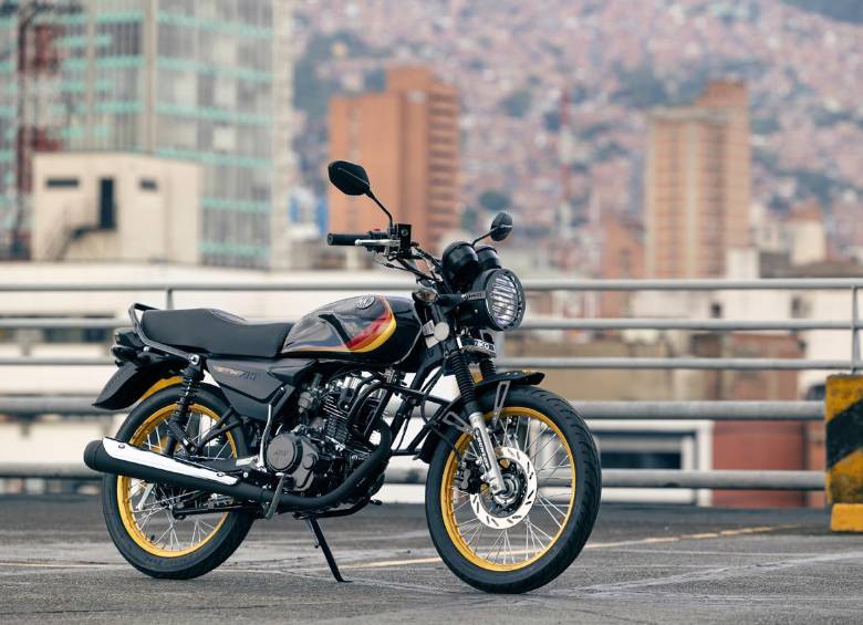 La compañía pasó de ensamblar unas 50 motocicletas al mes en sus inicios a producir alrededor de 21.000 unidades mensuales, con referentes como la NKD 125 y una operación que hoy se extiende desde Envigado hasta Barranquilla.