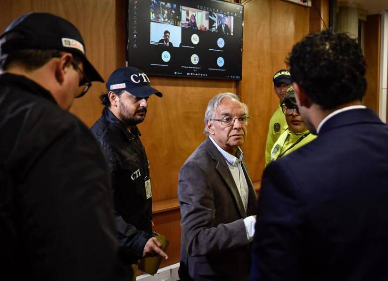 El 18 de diciembre se les impuso a Ricardo Bonilla y Luis Fernando Velasco, ambos exministros, una medida de aseguramiento en centro carcelario. Foto: Colprensa. 