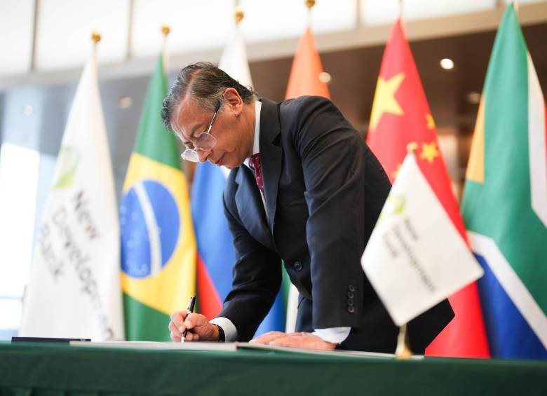El Gobierno del presidente Gustavo Petro argumenta que la solicitud de Colombia para unirse al banco de los Brics marca un paso estratégico hacia la diversificación de las fuentes de financiamiento internacional. FOTO: Presidencia