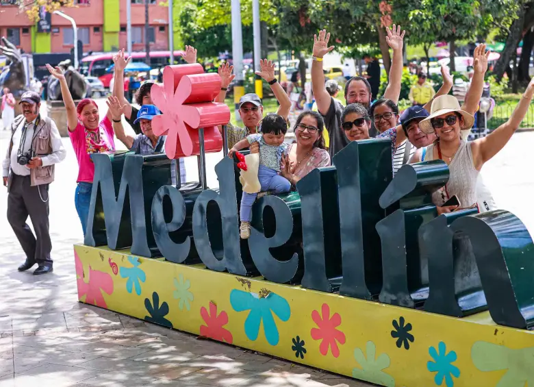Turistas y locales han llenado las calles de Medellín en esta semana de Feria. FOTO Manuel Saldarriaga