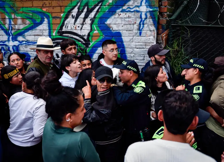 Más de cuatro mil personas no pudieron entrar al Movistar Arena para el homenaje a Yeison Jiménez. FOTO: Colprensa