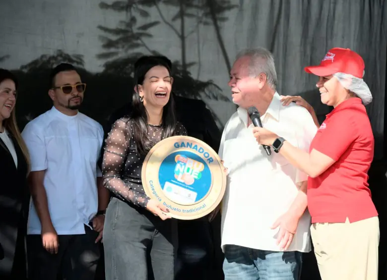 Alberto Granados, propietario de Buñuelería La Especial, recibió el reconocimiento al mejor buñuelo tradicional de Medellín. FOTO cortesía