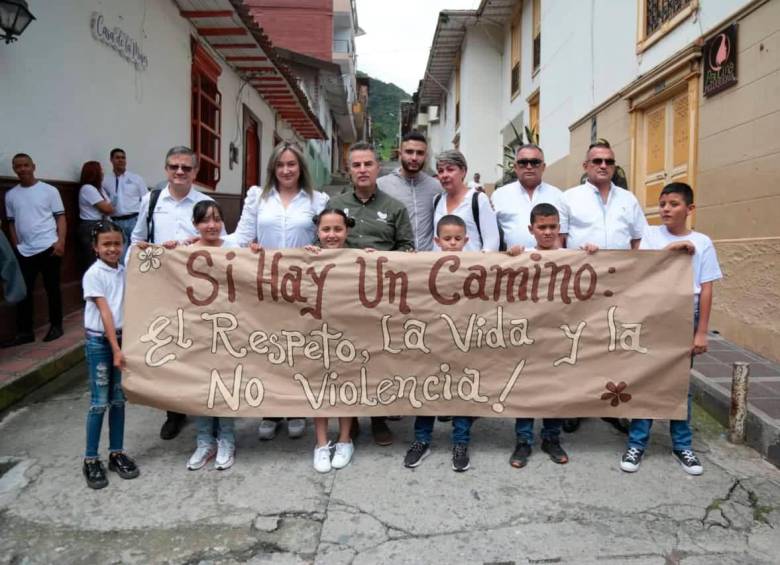 La marcha la encabezó el gobernador, Aníbal Gaviria, y lo acompañaron familiares de Andrés Camilo Yepes y personas del pueblo. FOTO CORTESÍA