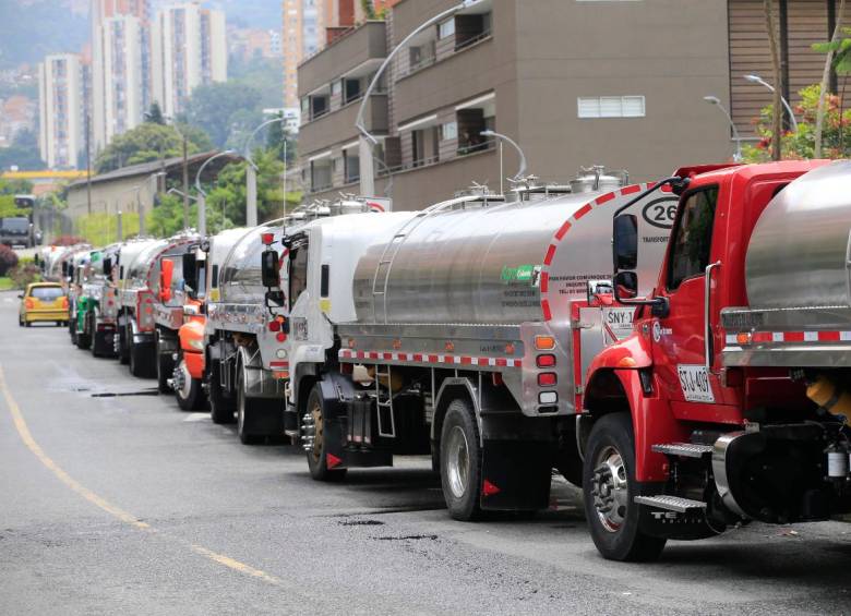 Durante la mañana de este sábado, varios carrotanques contratados por EPM permanecían a la espera de ser despachados en inmediaciones del barrio San Germán, en el occidente de Medellín. FOTO: ESNEYDER GUTIÉRREZ